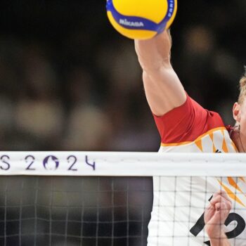 Deutschland im Viertelfinale: Volleyballer Brehme mit Handycap im Höllenlärm