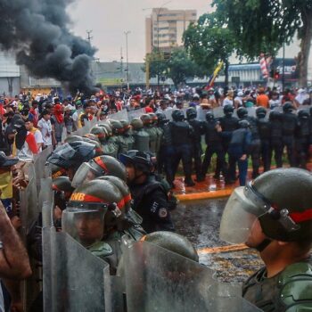 Des manifestants affrontent la police anti-émeute lors d'une manifestation contre le gouvernement du président vénézuélien Nicolas Maduro à Puerto La Cruz, dans l'Etat d'Anzoategui, au Venezuela, le 29 juillet 2024