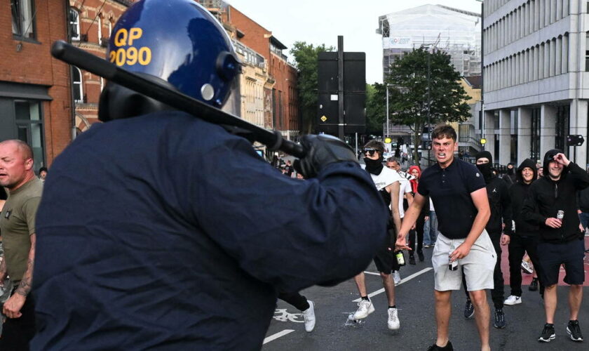 Royaume-Uni : des hôtels accueillant des migrants attaqués lors d’un quatrième jour d’émeutes xénophobes