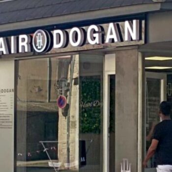 «Dans la rue, j’ai l’impression qu’on va me planter un couteau» : l’angoisse du coiffeur menacé pour avoir baptisé son salon «Hair Dogan»