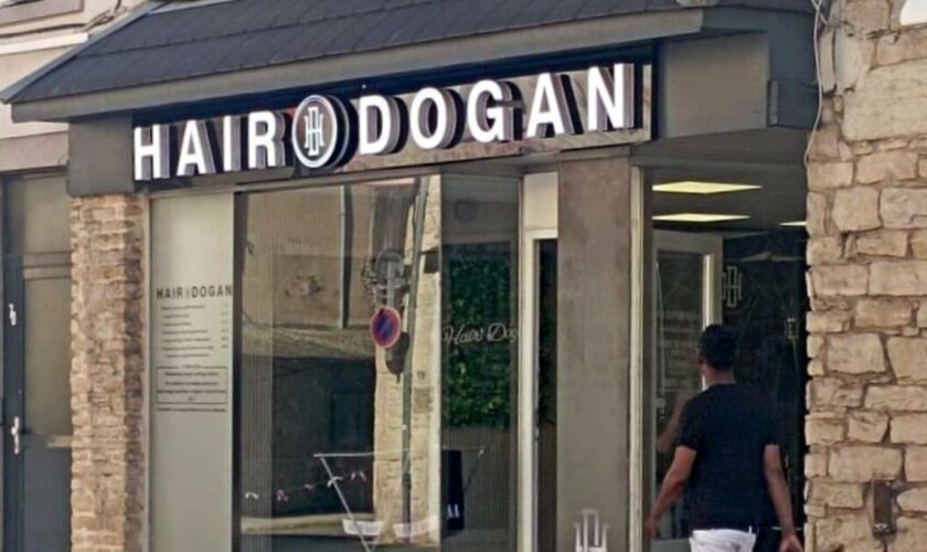 «Dans la rue, j’ai l’impression qu’on va me planter un couteau» : l’angoisse du coiffeur menacé pour avoir baptisé son salon «Hair Dogan»