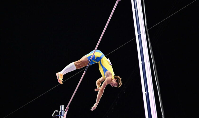 JO de Paris 2024 : en saut à la perche, Armand Duplantis attrape l’or et deux records