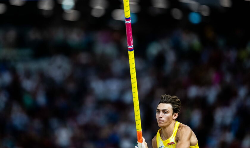 En quoi est composée la perche en athlétisme et sa taille est-elle réglementée ?