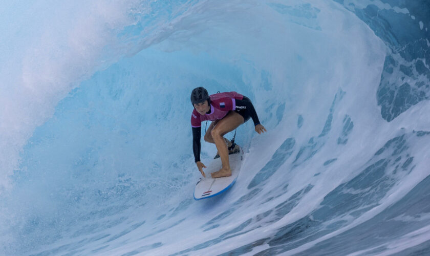 Surf aux JO de Paris : Johanne Defay décroche le bronze à Teahupo’o, la 47e médaille de la France