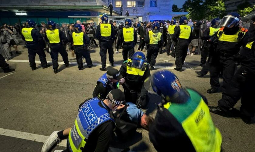 Plötzlich liefern sich Randalierer eine Straßenschlacht mit Polizei und Gegendemonstranten