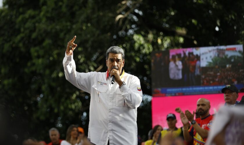 Le président vénézuélien Nicolas Maduro s'adresse à ses partisans pendant un rassemblement à Caracas, le 3 août 2024