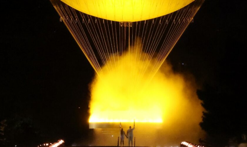 Les derniers porteurs de flamme Marie-José Pérec et Teddy Riner à côté de la vasque olympique, lors de la cérémonie d'ouverture des Jeux de Paris, le 26 juillet 2024