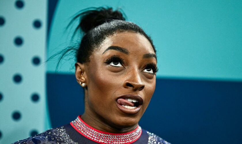 Simone Biles pose avec Léon Marchand, le seul athlète qui a eu plus de titres qu’elle aux JO de Paris