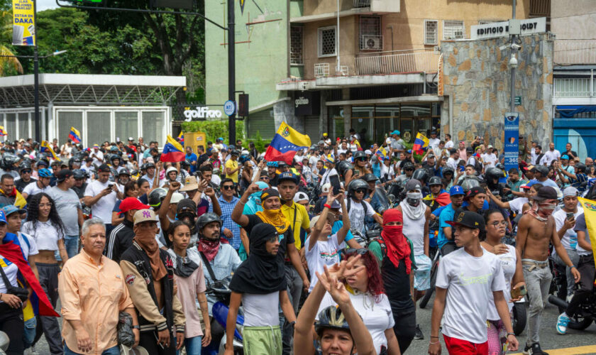 Au Venezuela, l’opposition appelle l’armée à se ranger « du côté du peuple », le parquet répond avec des poursuites pénales