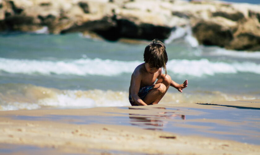 Cette activité de beaucoup d'enfants sur la plage est plus dangereuse qu'on ne le pense