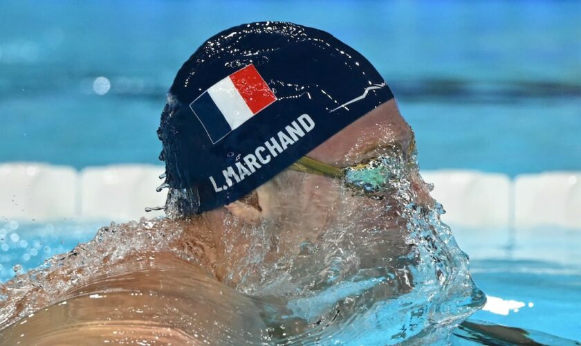 Le nageur français Léon Marchand aux JO de Paris le 2 août 2024 lors de la finale du 200 m 4 nages, à la Défense Arena de Nanterre