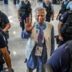 Muhammad Yunus en route vers Dacca pour diriger un gouvernement par intérim