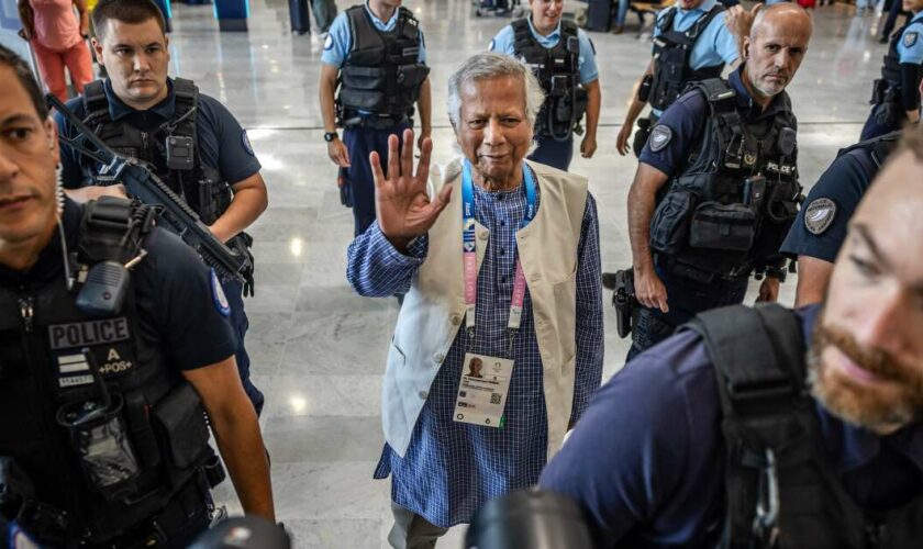 Muhammad Yunus en route vers Dacca pour diriger un gouvernement par intérim