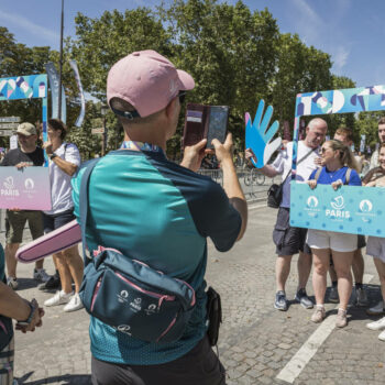 « On essaie de renvoyer une bonne image » : tenues turquoise et sourire à toute épreuve, les bénévoles, ces autres stars des Jeux