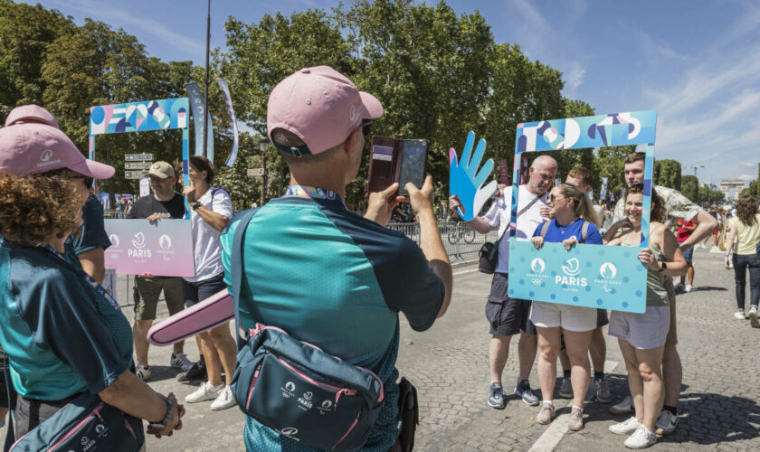 « On essaie de renvoyer une bonne image » : tenues turquoise et sourire à toute épreuve, les bénévoles, ces autres stars des Jeux