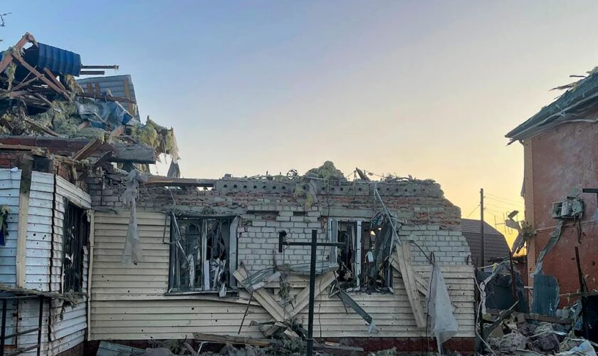 Cette photo diffusée par le gouverneur de la région de Koursk, Alexei Smirnov, sur sa chaîne Telegram montre les dégâts attribués à des bombardements ukrainiens dans la ville de Soudja, le 6 août 2024, dans la région russe de Koursk