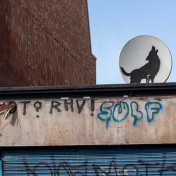 Banksy révèle à Londres un nouveau graffiti représentant un loup en train de hurler