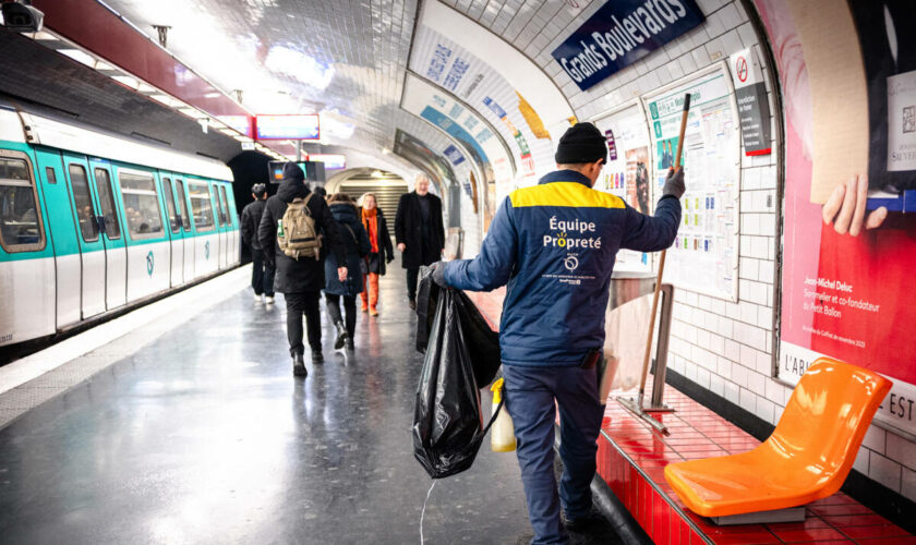 « Il faut enlever les saletés, vite, vite, vite » : pendant les JO, jamais les transports publics franciliens n’ont été si propres