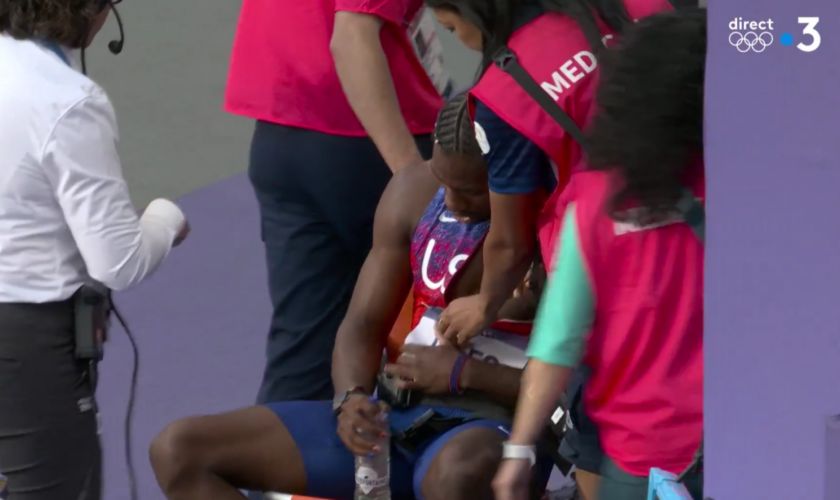 Noah Lyles quitte le Stade de France en fauteuil roulant après sa médaille de bronze en 200 m aux JO