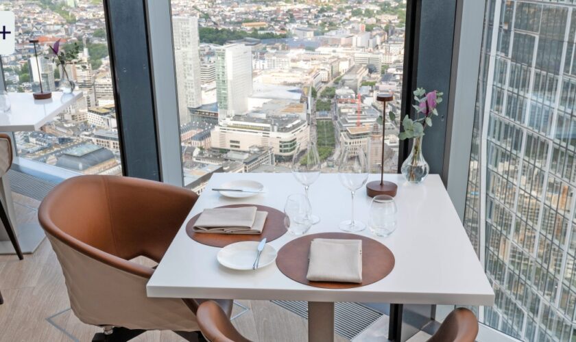 „Main Tower Restaurant“: Junge Sterneküche mit Aussicht