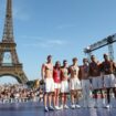 Au Parc des champions du Trocadéro, Léon Marchand et toute l'équipe de France de natation ont été acclamés par 13 000 personnes.