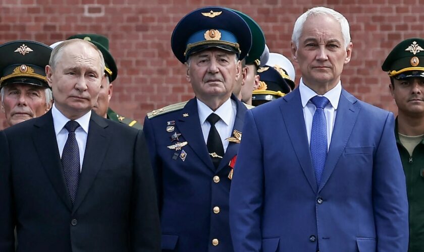 Sur cette photo distribuée par l'agence publique russe Spoutnik, le président russe Vladimir Poutine (à gauche) et le ministre russe de la Défense Andrei Belousov (2e à droite) participent à une cérémonie de dépôt de couronnes sur la Tombe du Soldat inconnu dans le jardin Alexandrovsky, près du mur du Kremlin. à Moscou le 22 juin 2024. (Photo d'Alexander KAZAKOV / POOL / AFP)