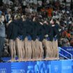 Aux JO de Paris, l’équipe italienne de water-polo tourne le dos au bassin avant son match contre l’Espagne