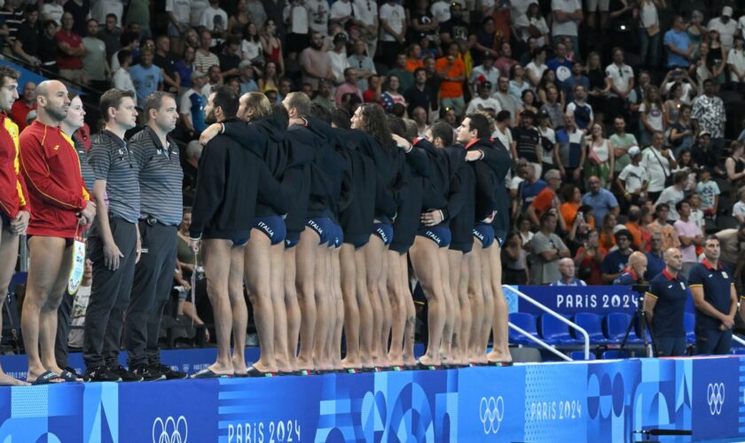 Aux JO de Paris, l’équipe italienne de water-polo tourne le dos au bassin avant son match contre l’Espagne