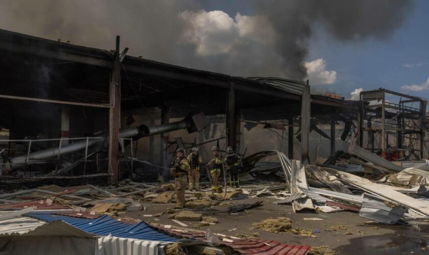 En Ukraine, au moins 14 morts dans une frappe russe sur un supermarché