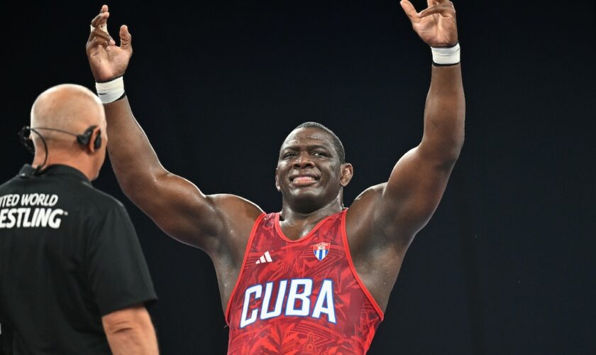 Le lutteur cubain Mijain Lopez après sa victoire en demi-finale des 130 kg (greco-romaine) contre l'Azerbaïdjanais Sabah Saleh Shariati, aux JO de Paris, le 5 août 2024