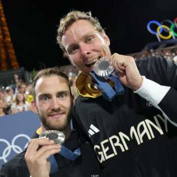 Als das deutsche Beach-Duo mit der Medaille das Stadion verlässt, kehrt das Lachen zurück