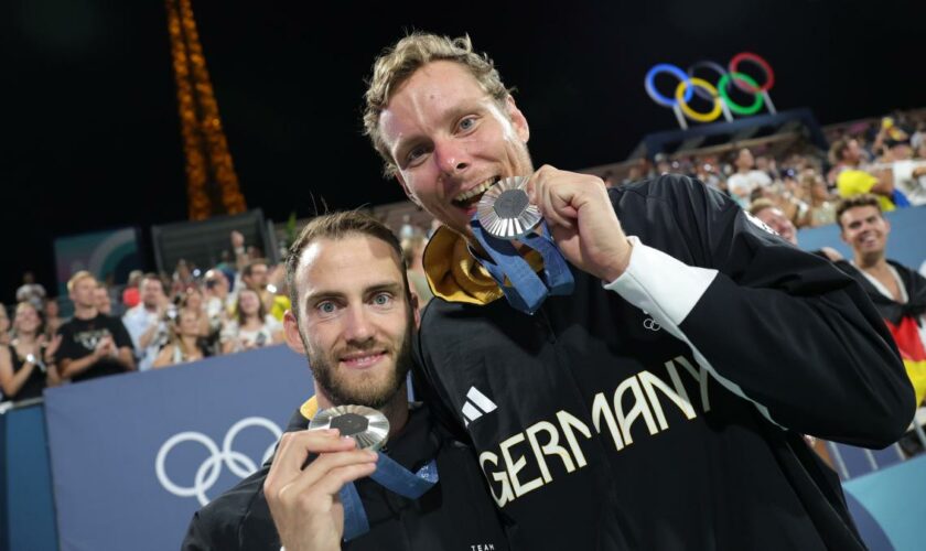 Als das deutsche Beach-Duo mit der Medaille das Stadion verlässt, kehrt das Lachen zurück