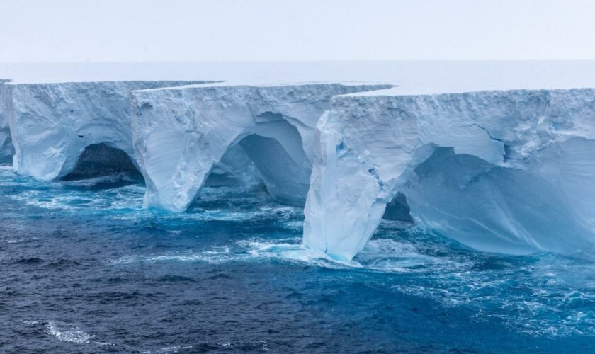 Weltweit größter Eisberg hängt in einem riesigen Wasserstrudel fest