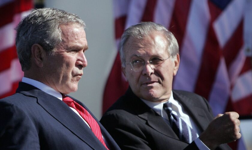 George W. Bush, à l'époque président américain, et Donald Rumsfeld, alors secrétaire à la Défense, à Arlington, en Virginie, le 14 octobre 2006