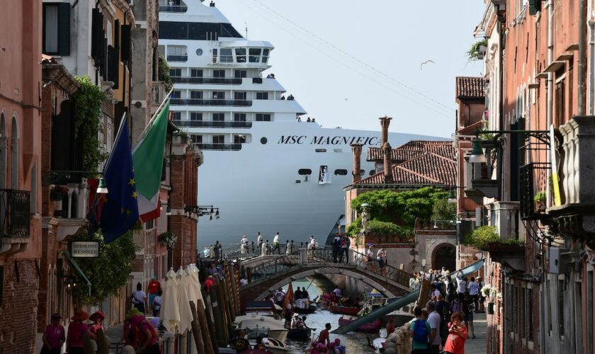 Le paquebot de croisière géant MSC Magnifica traverse Venise le 9 juin 2019