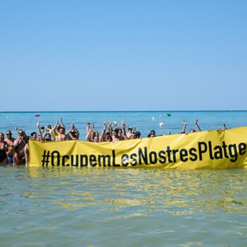 „Tourist go home!“ – Einheimische besetzen Strand am Ballermann