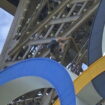 L’impressionnante escalade à mains nues de la Tour Eiffel par un grimpeur anonyme