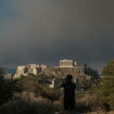 En Grèce, Athènes entourée par les flammes, évacuation de la ville historique de Marathon