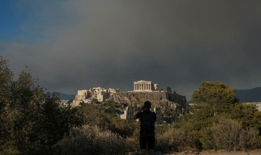 En Grèce, Athènes entourée par les flammes, évacuation de la ville historique de Marathon