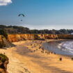 Cette plage française aux falaises ocres uniques au monde est un petit paradis