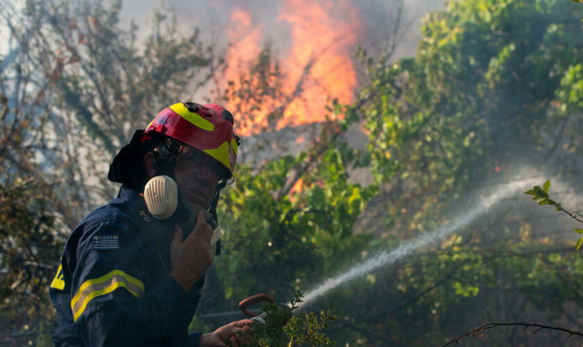 Grèce : les incendies se rapprochent d’Athènes, de nouvelles localités évacuées