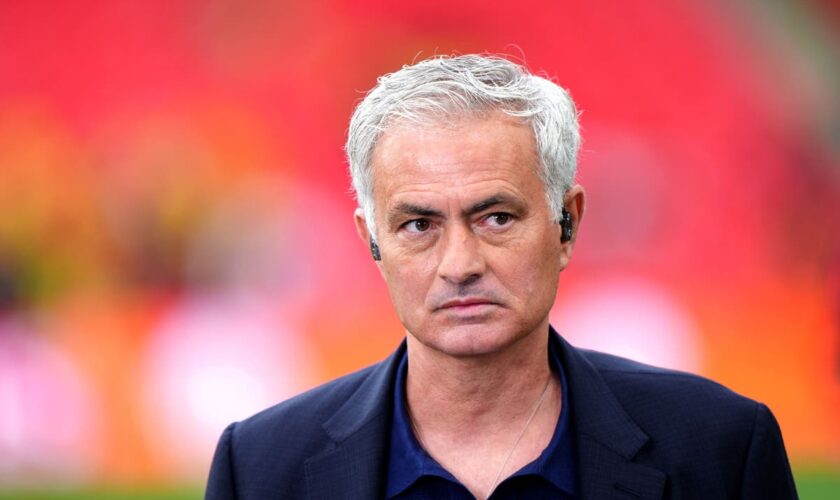 Jose Mourinho yellow carded just 20 minutes into Fenerbahce league debut