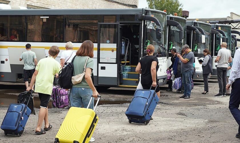 Photo diffusée le 9 août 2024 par le gouvernement de la région de Koursk, en Russie, montrant des femmes et des enfants évacués de la ville de Rylsk