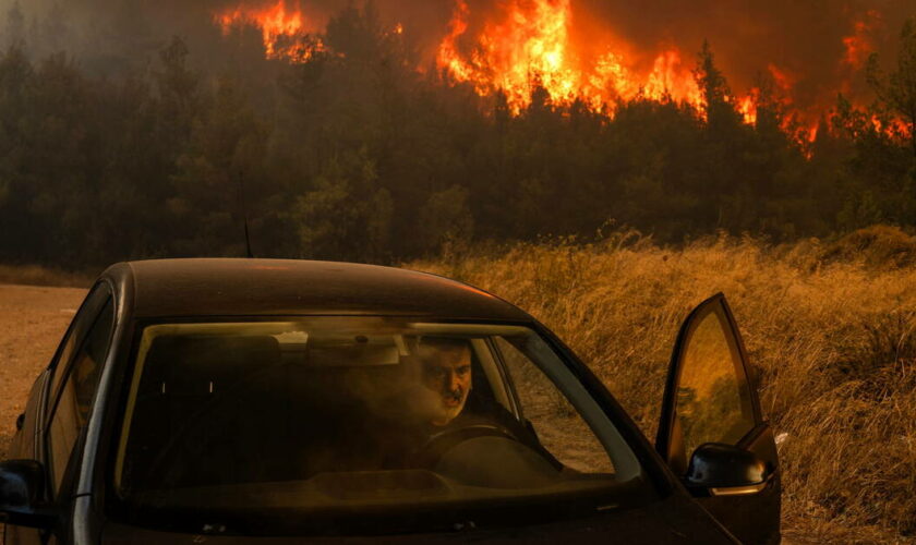 EN IMAGES - En Grèce, les faubourgs d’Athènes menacés par le feu