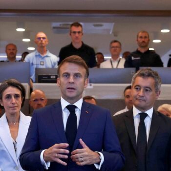 Le président Emmanuel Macron (C) s'exprime lors d'un déplacement au centre d'information et de commandement de la direction de l'ordre public et de la circulation à la Préfecture de police de Paris, le 27 juillet 2024