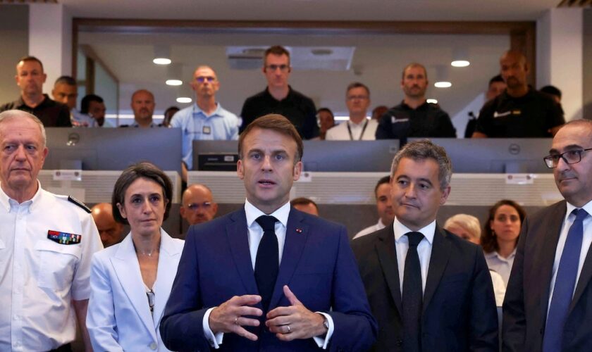 Le président Emmanuel Macron (C) s'exprime lors d'un déplacement au centre d'information et de commandement de la direction de l'ordre public et de la circulation à la Préfecture de police de Paris, le 27 juillet 2024