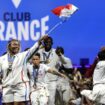 L'équipe de France de judo célèbre sa son titre olympique avec des milliers de supporters au Club France, lors des JO de Paris, le 3 août 2024