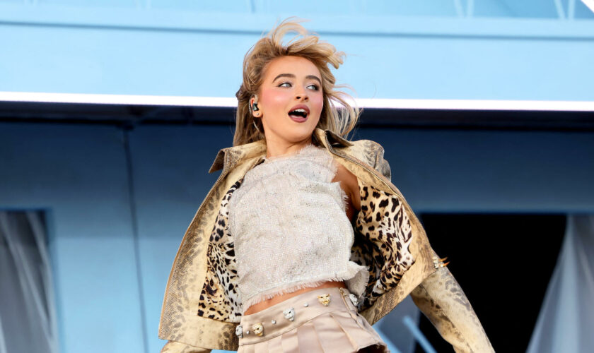 Sabrina Carpenter touchée par un feu d’artifice lors d’un concert au festival Outside Lands à San Francisco