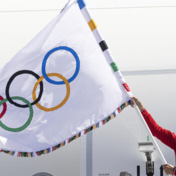 Le drapeau olympique arrive à Los Angeles, sous "pression" après la réussite des Jeux de Paris