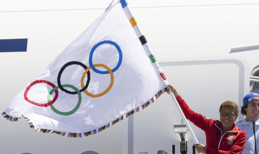 Le drapeau olympique arrive à Los Angeles, sous "pression" après la réussite des Jeux de Paris